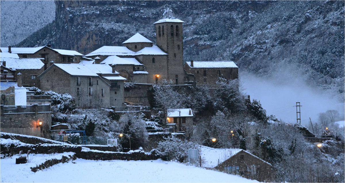 Vista da cidade de Torla-Ordesa no inverno, após uma forte nevada